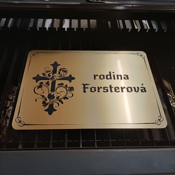 tabuľka na hrob s menom