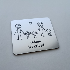 Menovka na dvere rodičia, dvaja chlapci a psík