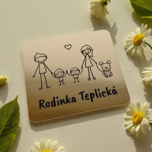 Menovka na dvere rodičia, dvaja chlapci a psík