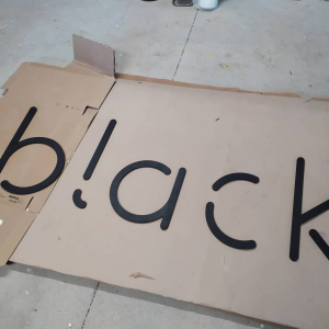Vyrezávané logo vo farbe