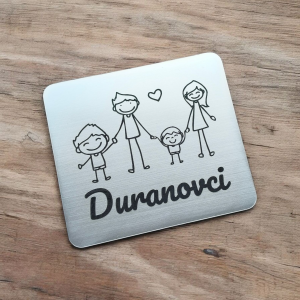 Menovka na dvere rodičia a dvaja synovia